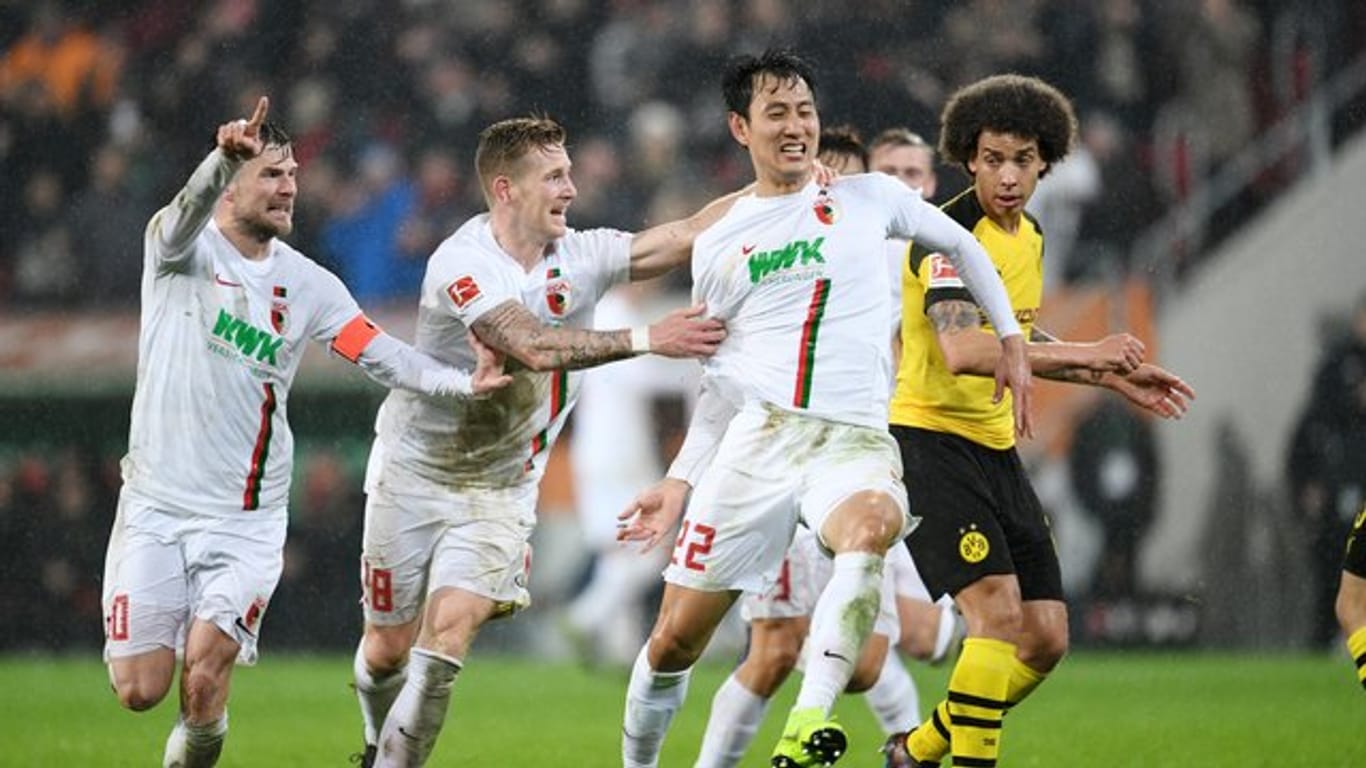 Augsburgs Daniel Baier (l-r), André Hahn und Dong-Won Ji jubeln über den Treffer zum 2:0 durch Ji.