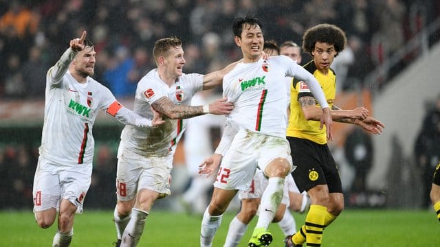 Augsburgs Daniel Baier (l-r), André Hahn und Dong-Won Ji jubeln über den Treffer zum 2:0 durch Ji. Augsburgs Daniel Baier (l-r), André Hahn und Dong-Won Ji jubeln über den Treffer zum 2:0 durch Ji.