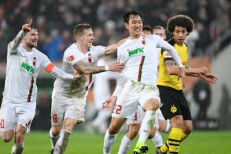 Augsburgs Daniel Baier (l-r), André Hahn und Dong-Won Ji jubeln über den Treffer zum 2:0 durch Ji.