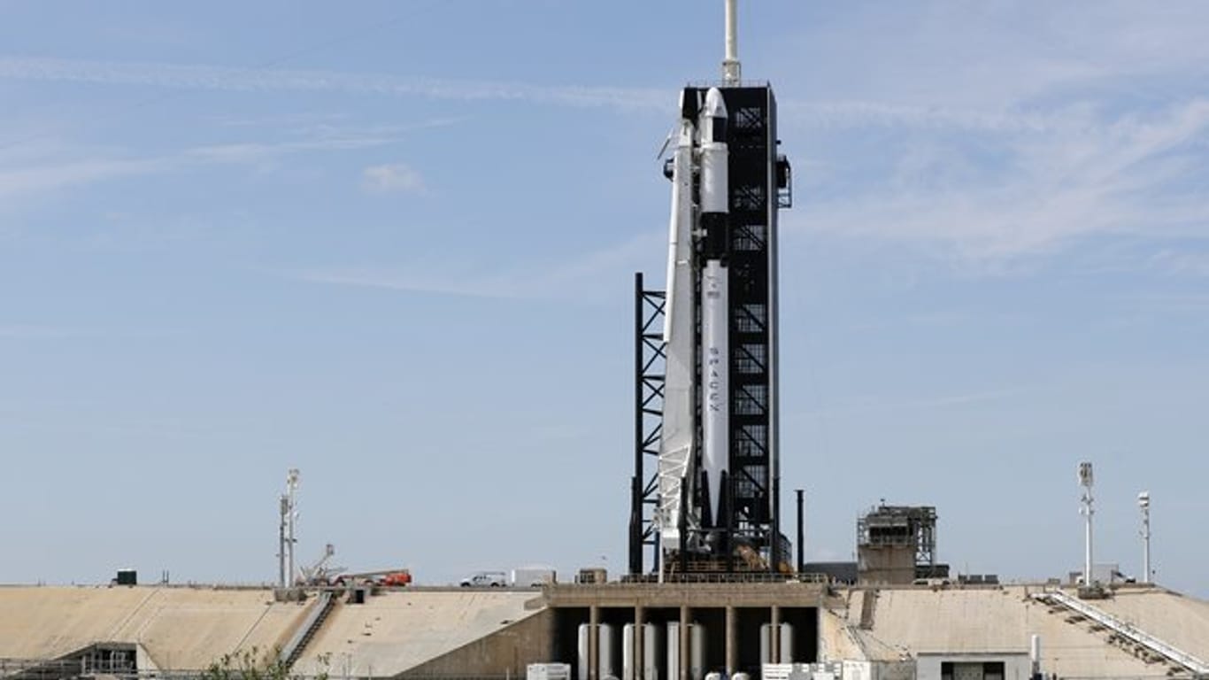 Eine startbereite Rakete der Firma SpaceX vom Typ "Falcon 9" steht auf Pad 39A im Kennedy Space Center.