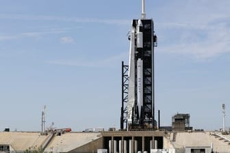 Eine startbereite Rakete der Firma SpaceX vom Typ "Falcon 9" steht auf Pad 39A im Kennedy Space Center.