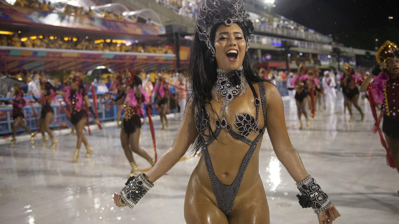 Eine Tänzerin in Rio de Janeiro: Trotz heftiger Gewitter ist der Karneval nun offiziell eröffnet.