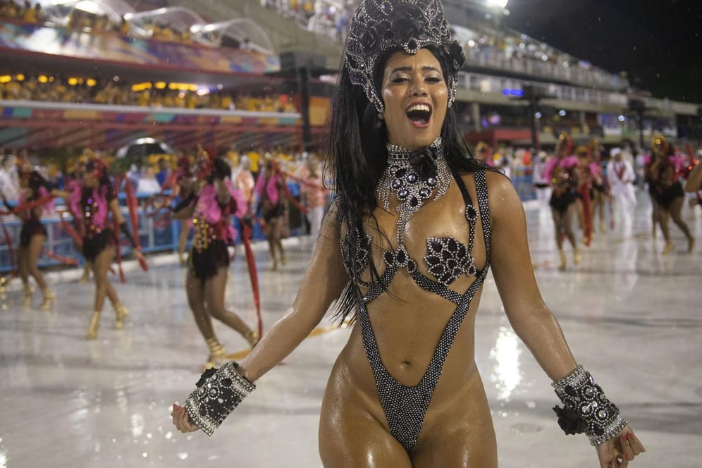 Eine Tänzerin in Rio de Janeiro: Trotz heftiger Gewitter ist der Karneval nun offiziell eröffnet.