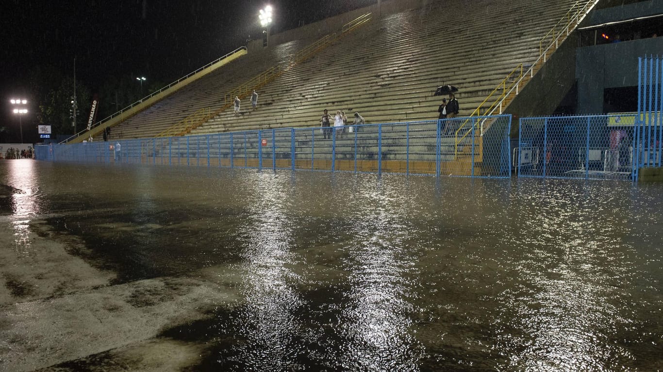 Das "Sambodromo" kurz vor Eröffnung der Paraden: Sicherheitsbehörden mussten die Paradestraße aufgrund der Regenfälle zunächst überprüfen.