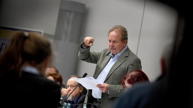 Verdi-Chef Frank Bsirske berichtet der Verhandlungskommission über den Stand der Tarifverhandlungen. Verdi-Chef Frank Bsirske berichtet der Verhandlungskommission über den Stand der Tarifverhandlungen.
