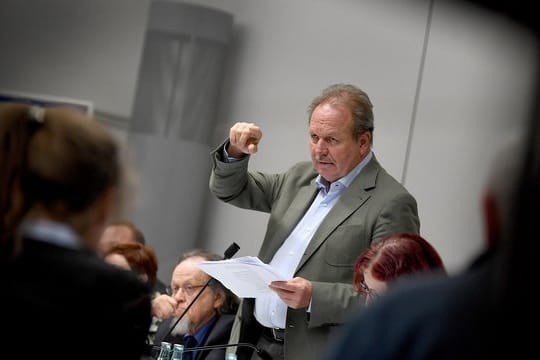 Verdi-Chef Frank Bsirske berichtet der Verhandlungskommission über den Stand der Tarifverhandlungen.