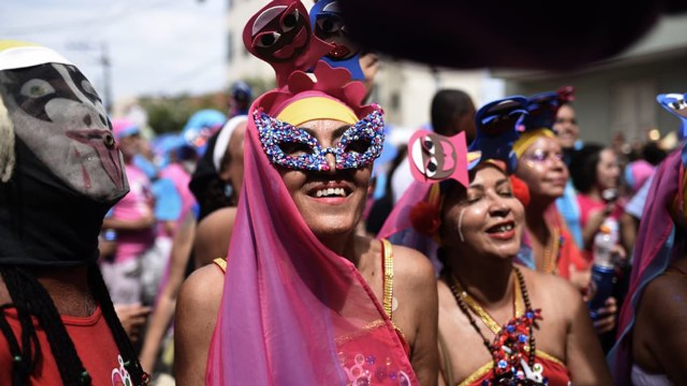Verkleidete Frauen beim Karnevalsumzug in Rio de Janeiro.