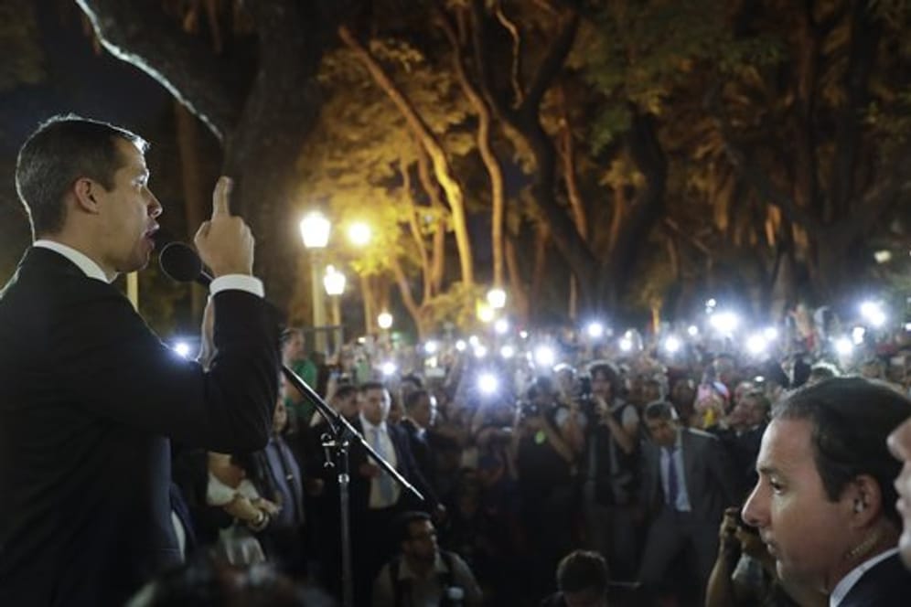 Juan Guaidó spricht vor dem Außenministerium in Buenos Aires zu Anhängern.