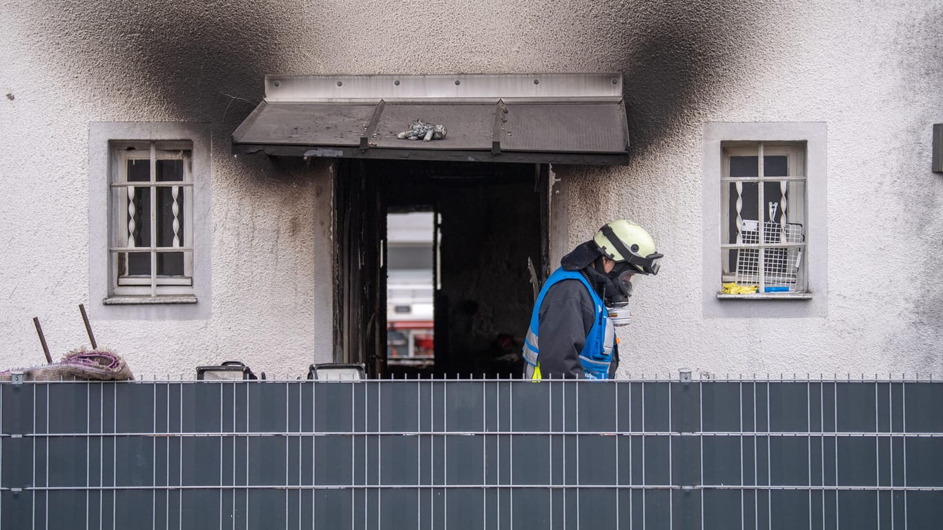 Ein Feuerwehrmann an der Einsatzstelle in Nürnberg: Ein Einsatzfahrzeug der Feuerwehr: Bei dem Brand sind fünf Menschen ums Leben gekommen.