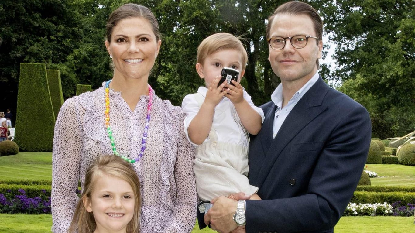 Die Schweden-Royals: Estelle, Victoria, Oscar und Daniel posieren für ein Foto.