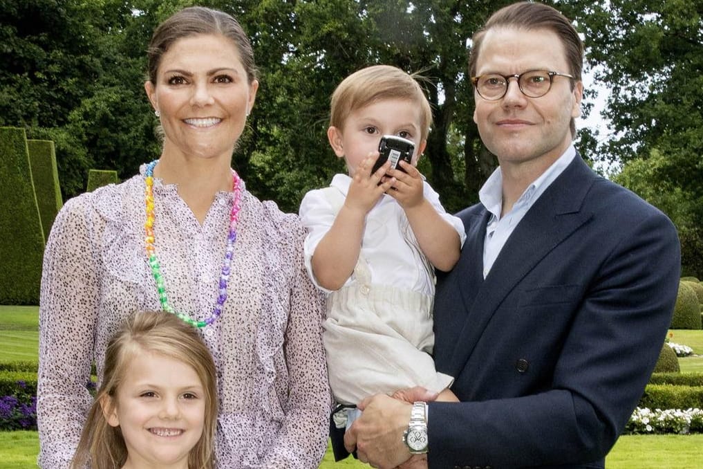 Die Schweden-Royals: Estelle, Victoria, Oscar und Daniel posieren für ein Foto.