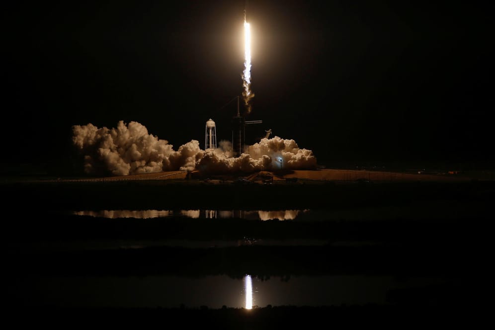 Der "Falcon 9" von SpaceX: Er befördert den "Crew Dragon" ins All, der Kurs auf die ISS nimmt.
