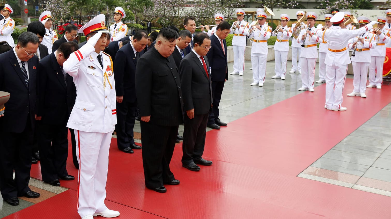 Nordkoreas Diktator Kim Jong Un: In Vietnam verneigt er sich vor einer Symbolfigur.