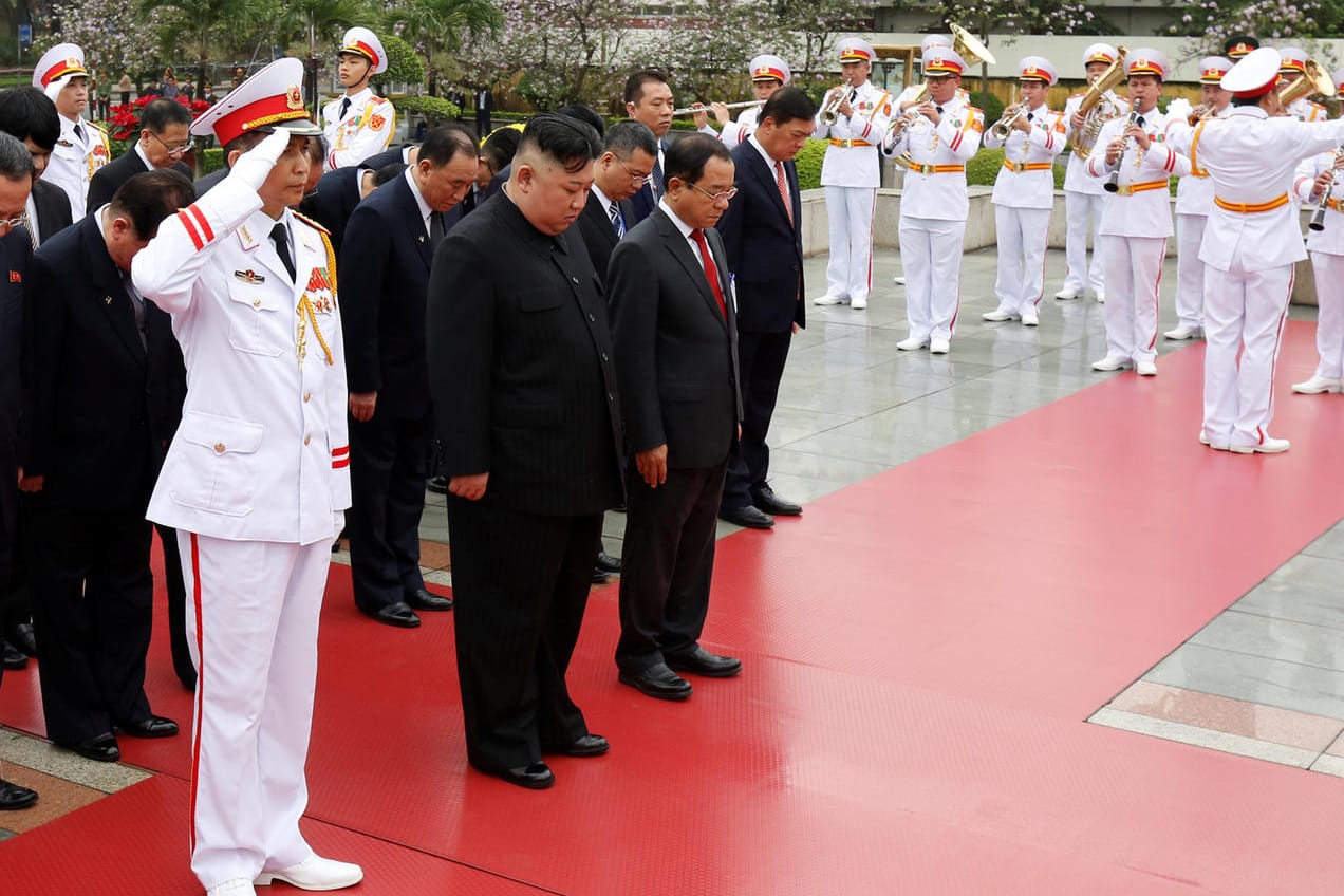 Nordkoreas Diktator Kim Jong Un: In Vietnam verneigt er sich vor einer Symbolfigur.