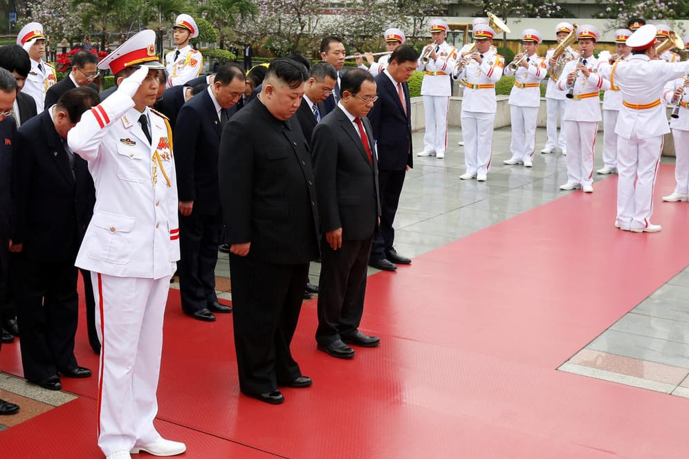 Nordkoreas Diktator Kim Jong Un: In Vietnam verneigt er sich vor einer Symbolfigur.
