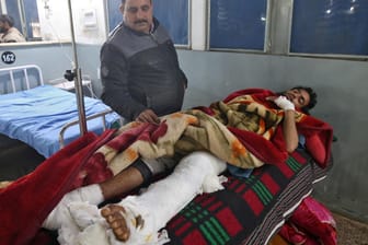 Ein bei den Schusswechseln verletzter Zivilist: Im indisch-pakistanischen Grenzgebiet ist es zu Kämpfen gekommen.