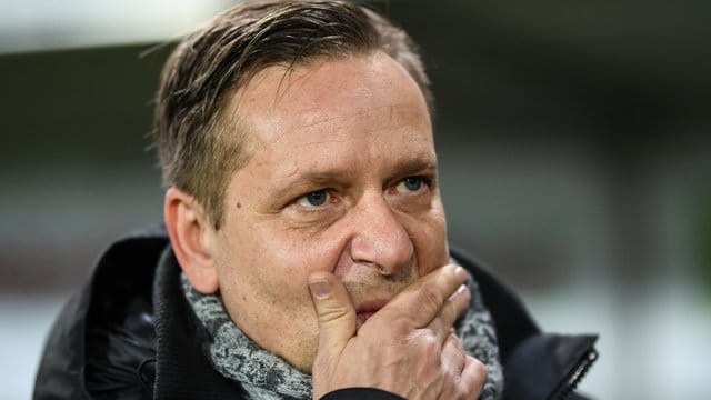 Hannovers Manager Horst Heldt sieht im Kellerduell mit dem VfB Stuttgart keine Vorentscheidung für einen Abstieg. Hannovers Manager Horst Heldt sieht im Kellerduell mit dem VfB Stuttgart keine Vorentscheidung für einen Abstieg.