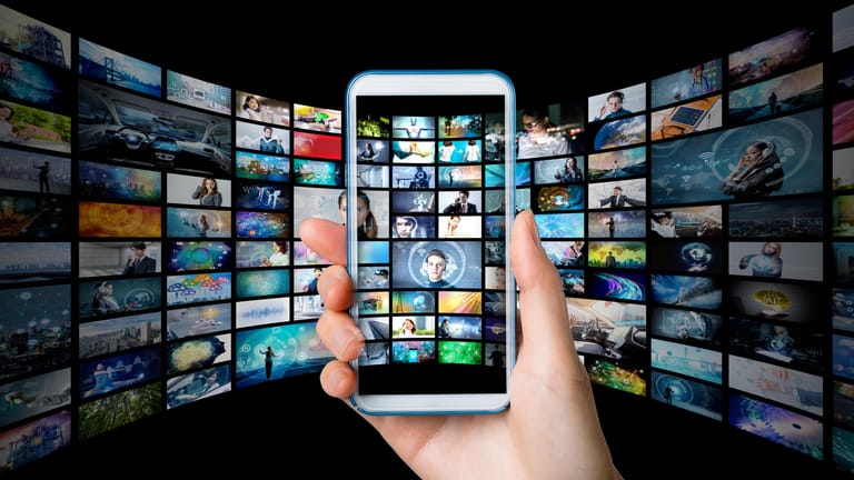 Videos auf dem Smartphone (Symbolbild): Wer auf dem Handy statt Fernsehen streamt, spart Strom.