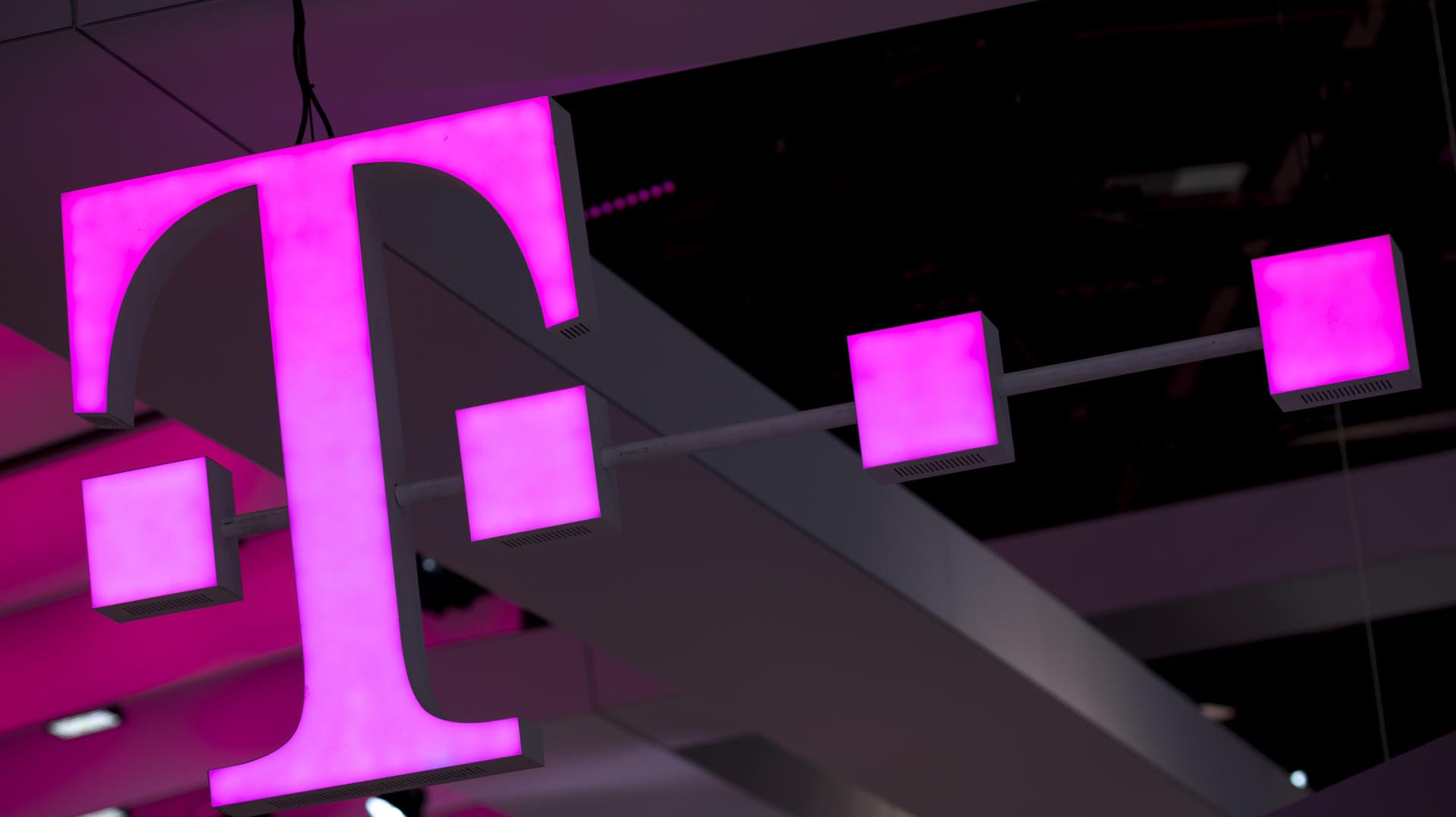 Das Logo der Deutschen Telekom (Symbolbild): Kunden des Providers erhalten derzeit kostenlos zusätzliches Datenvolumen. Das Logo der Deutschen Telekom (Symbolbild): Kunden des Providers erhalten derzeit kostenlos zusätzliches Datenvolumen.