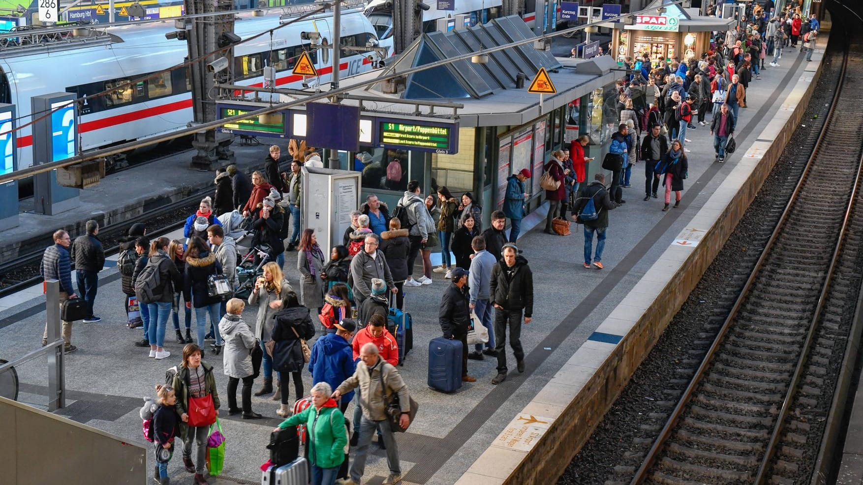 Warten auf den Halt: Bei knapp jedem 40. Fernzug der Deutschen Bahn warten die Reisenden umsonst.