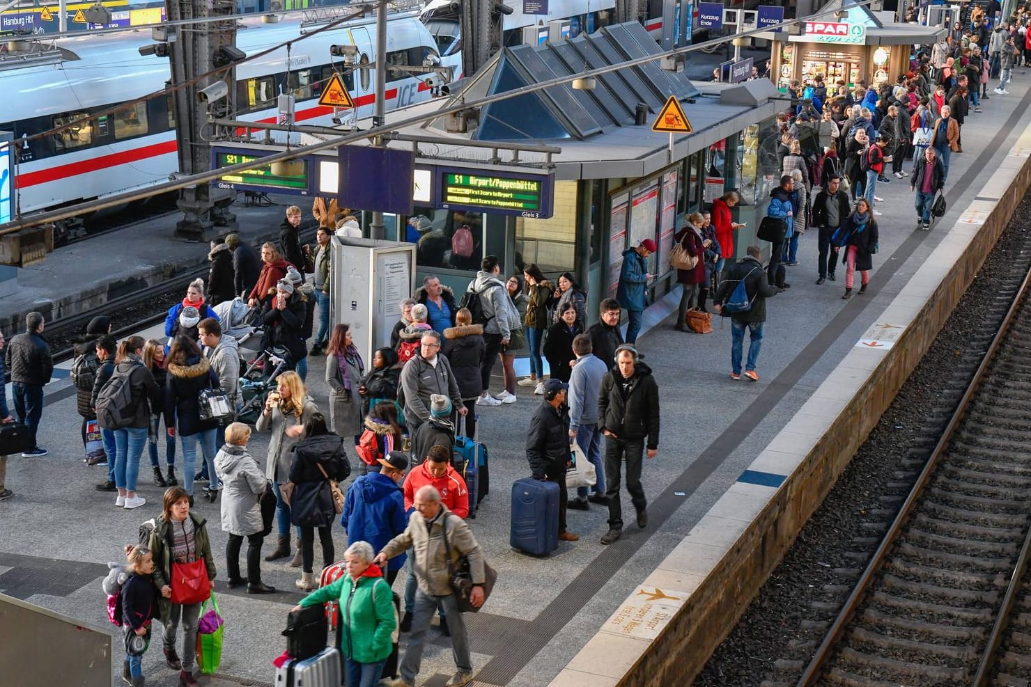 Warten auf den Halt: Bei knapp jedem 40. Fernzug der Deutschen Bahn warten die Reisenden umsonst.