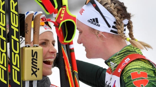 Victoria Carl (r) gratuliert der Norwegerin Therese Johaug zum Sieg.