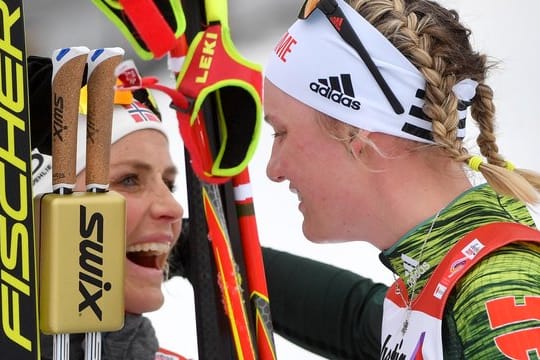 Victoria Carl (r) gratuliert der Norwegerin Therese Johaug zum Sieg.