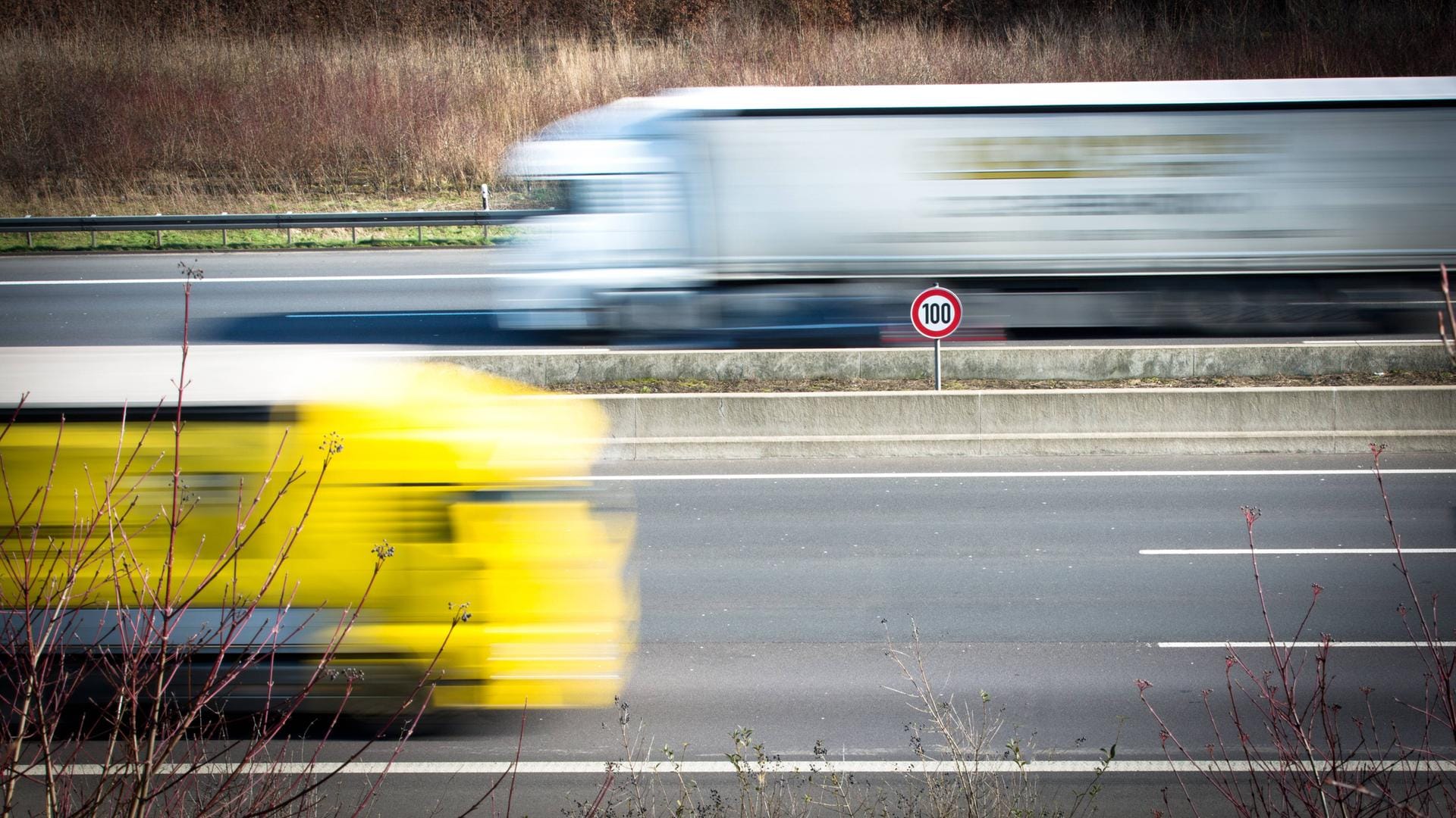 Eine Autobahn (Symbolfoto): Bei dem Crash auf der A9 wurden 16 Menschen verletzt. Eine Autobahn (Symbolfoto): Bei dem Crash auf der A9 wurden 16 Menschen verletzt.