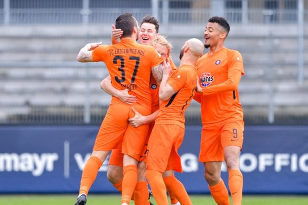 Die Spieler von Erzgebirge Aue feiern das Tor zum 1:0 gegen den SV Sandhausen.