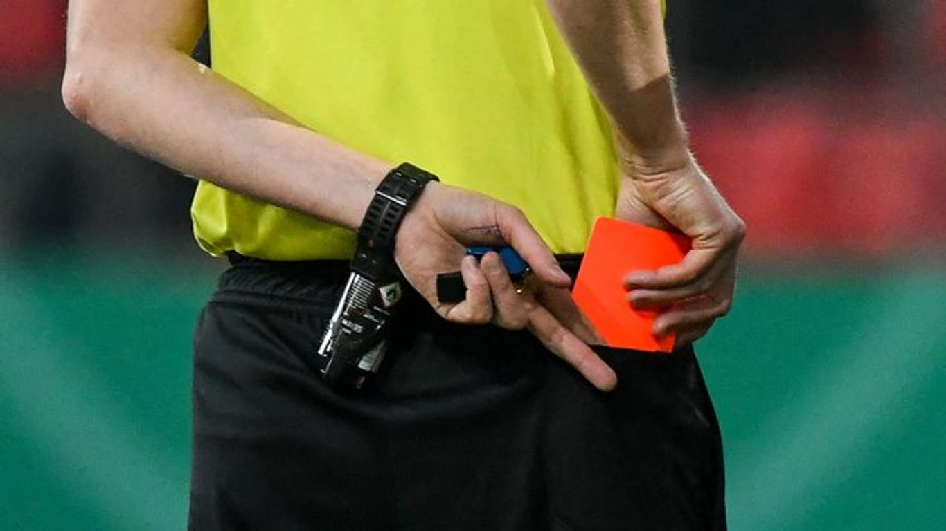 Rote und Gelbe Karten kann es künftig auch für Trainer und Offizielle geben.
