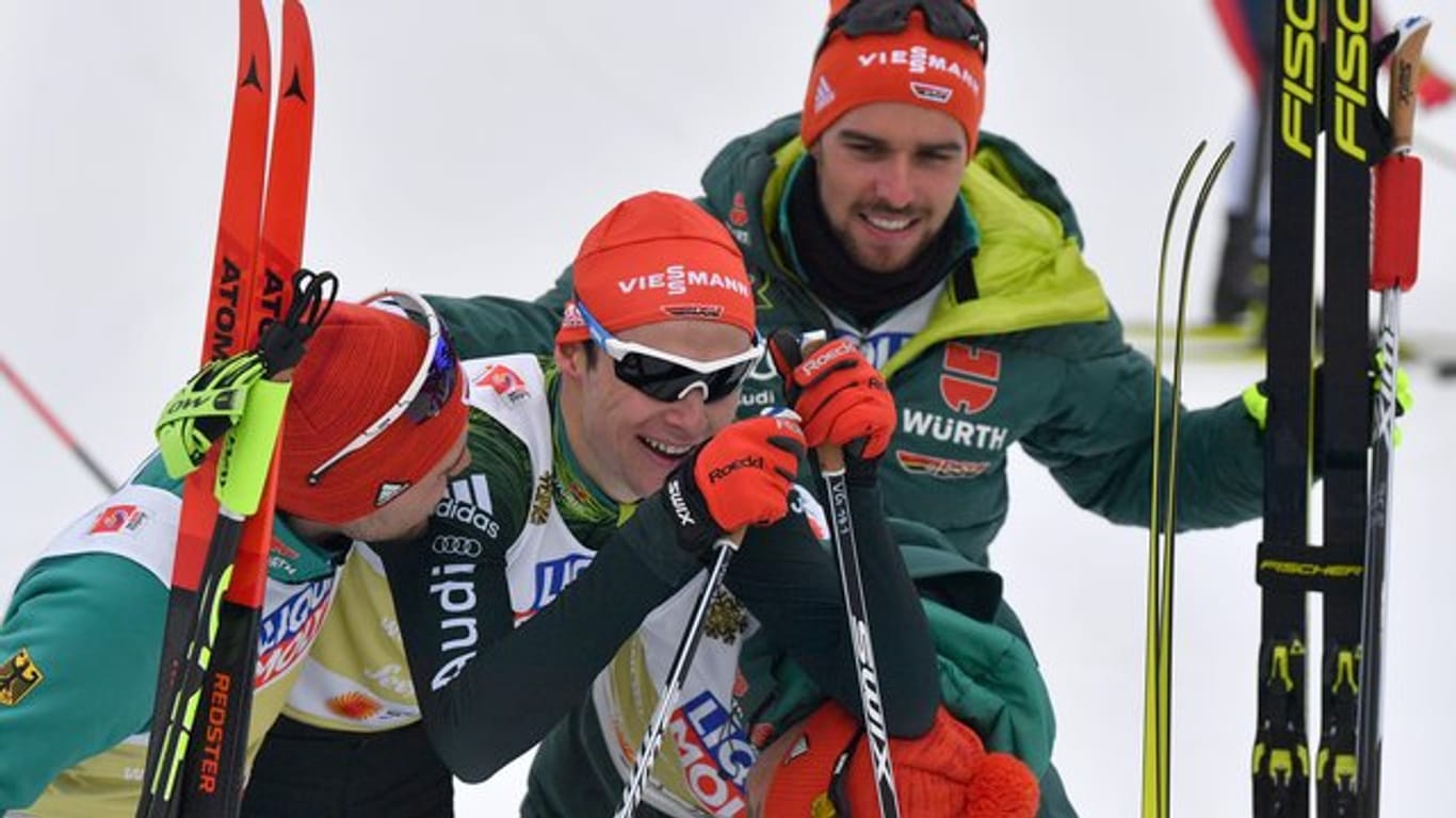 Vinzenz Geiger (M), Fabian Rießle (l), Johannes Rydzek und Eric Frenzel freuen sich über den zweiten Platz.
