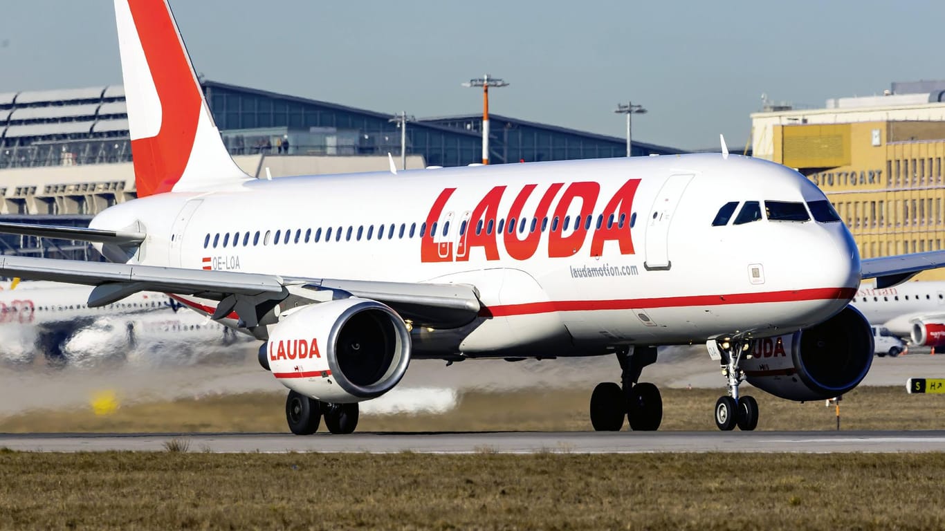 Ein Flugzeug von Laudamotion: Das Flugzeug wurde aus Sicherheitsgründen noch auf dem Rollfeld evakuiert.