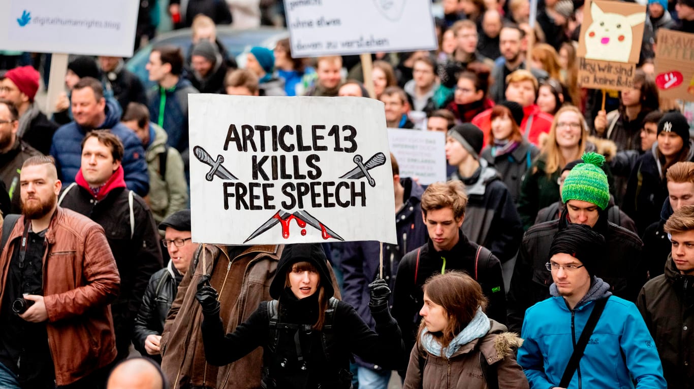 Demonstration des Bündnisses "Berlin gegen 13": "Article 13 kills free Speech" (Artikel 13 tötet die Redefreiheit) steht in englischer Sprache auf einem Plakat einer Demonstrantin.