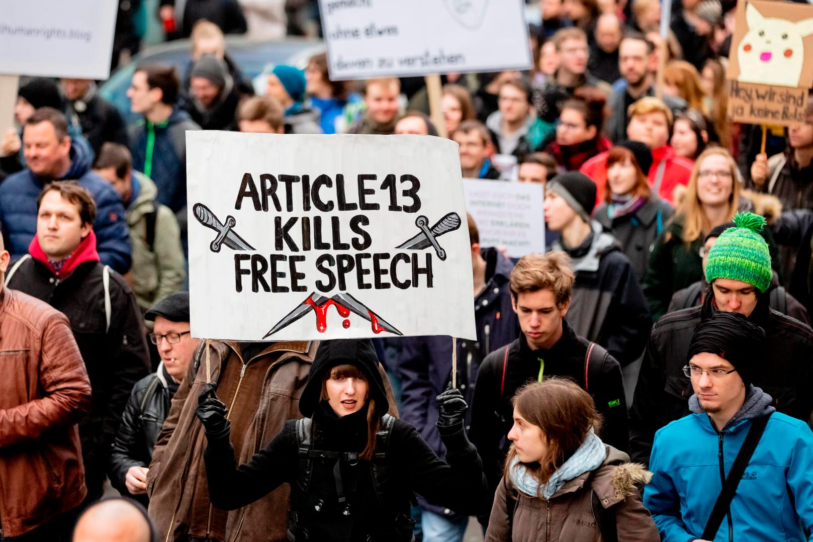 Demonstration des Bündnisses "Berlin gegen 13": "Article 13 kills free Speech" (Artikel 13 tötet die Redefreiheit) steht in englischer Sprache auf einem Plakat einer Demonstrantin.