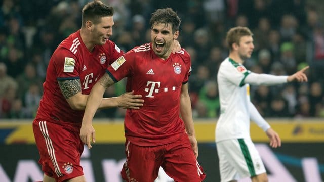 Niklas Süle (l) feiert Javi Martinez, den Torschützen zum 1:0.