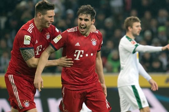 Niklas Süle (l) feiert Javi Martinez, den Torschützen zum 1:0.