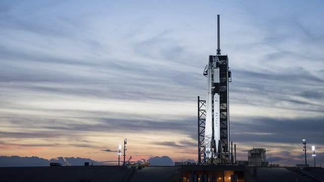 Blick auf die startbereite Falcon 9-Rakete mit der "Crew Dragon" von SpaceX-Rakete auf Pad 39A im Kennedy Space Center in Cape Canaveral. Blick auf die startbereite Falcon 9-Rakete mit der "Crew Dragon" von SpaceX-Rakete auf Pad 39A im Kennedy Space Center in Cape Canaveral.