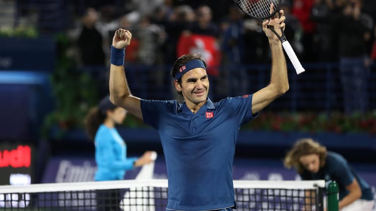 Historischer Erfolg: Roger Federer feiert seinen Sieg in Dubai.