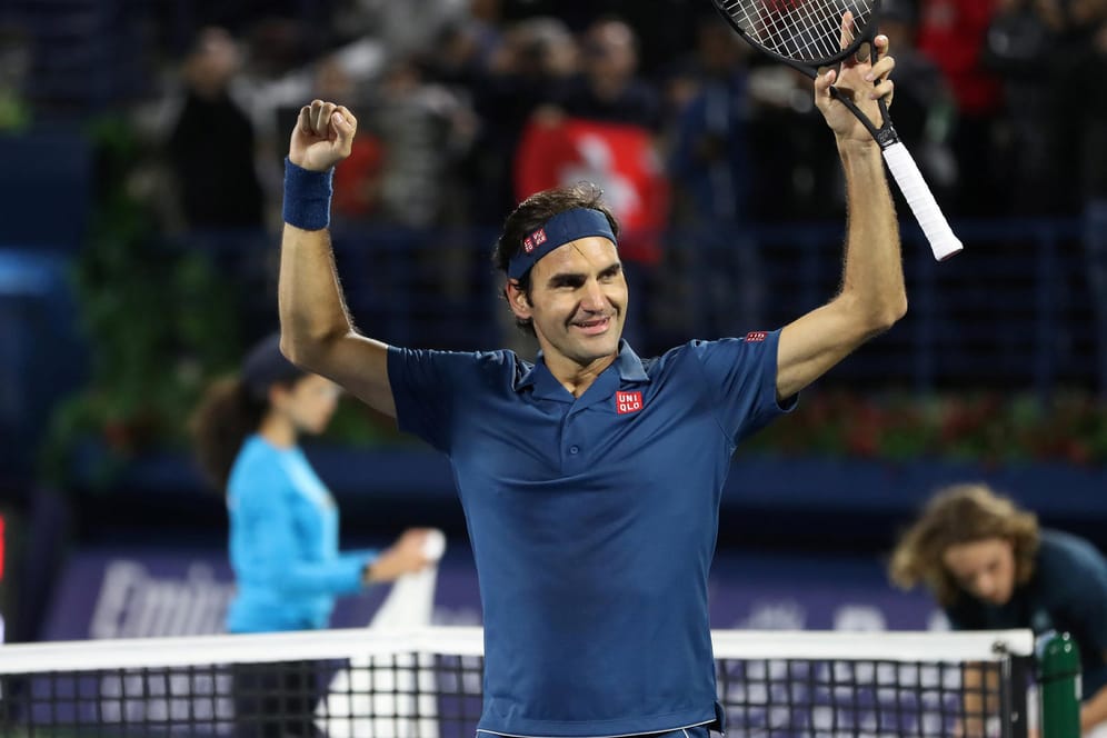 Historischer Erfolg: Roger Federer feiert seinen Sieg in Dubai.
