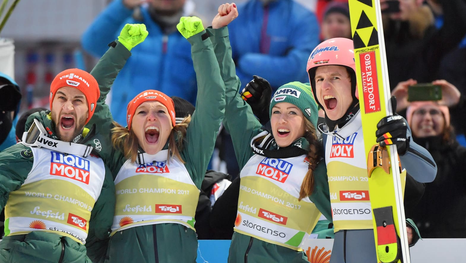 Markus Eisenbichler, Katharina Althaus, Juliane Seyfarth und Karl Geiger jubeln über den Sieg.