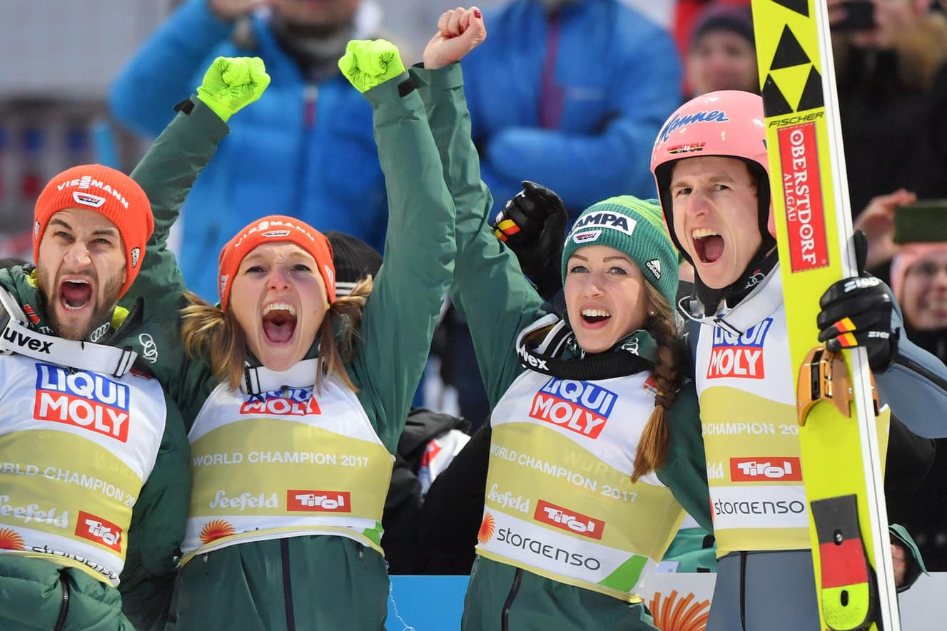 Markus Eisenbichler, Katharina Althaus, Juliane Seyfarth und Karl Geiger jubeln über den Sieg.