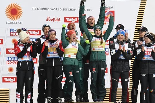 Deutschland hat zum dritten Mal in Serie das Mixed bei der Nordischen Ski-WM gewonnen.