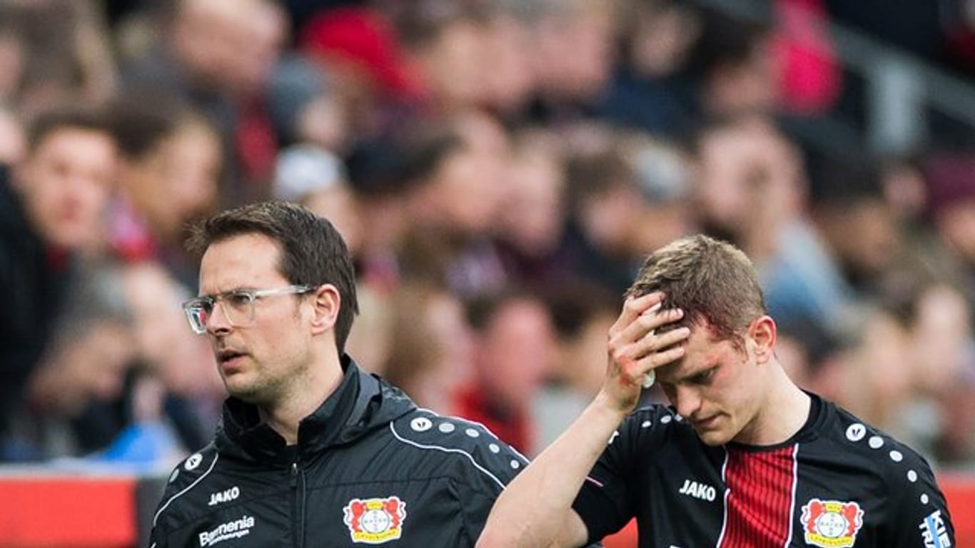 Leverkusens Sven Bender musste mit einer blutenden Verletzung am Kopf ausgewechselt werden.