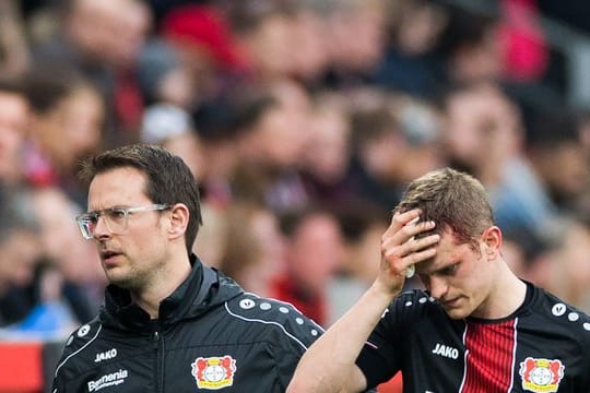 Leverkusens Sven Bender musste mit einer blutenden Verletzung am Kopf ausgewechselt werden.