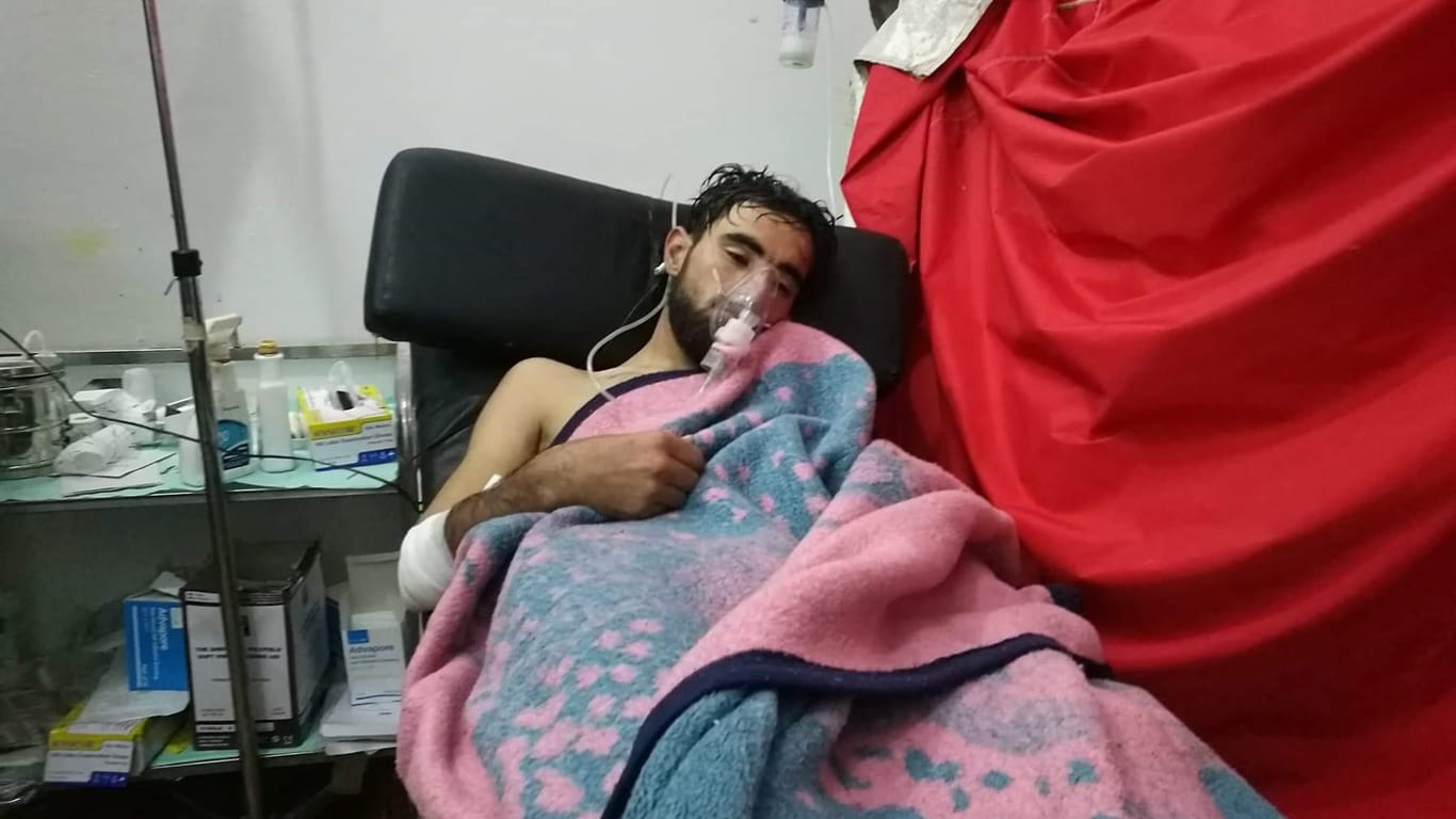 Ein Zivilist wird in einem syrischen Krankenhaus behandelt: Die Organisation für ein Verbot von Chemiewaffen (OPCW) hat in ihrem Abschlussbericht erklärt, dass sehr wahrscheinlich giftige Chemikalien als Waffe eingesetzt worden seien.