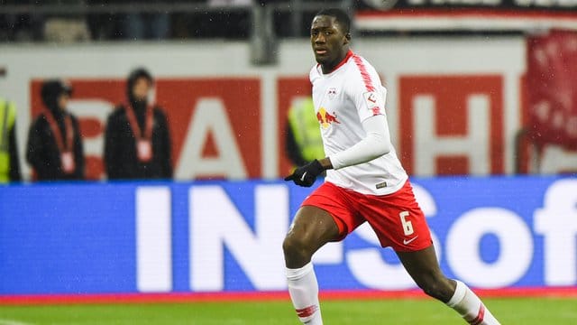 Leipzigs Ibrahima Konate am Ball.
