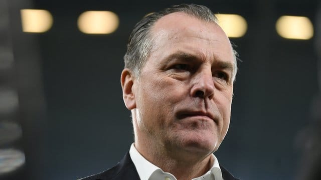 Clemens Tönnies, Aufsichtsratsvorsitzender von Schalke, schliesst eine schnelle Trainerentlassung aus. Clemens Tönnies, Aufsichtsratsvorsitzender von Schalke, schliesst eine schnelle Trainerentlassung aus.