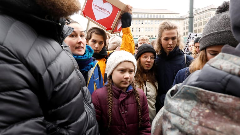 Greta Thunberg bei der Klima-Demo in Hamburg: Auf die umstrittene Verletzung der Schulpflicht ging Kanzlerin Merkel in ihrem Videopodcast nicht ein.