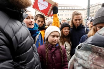 Greta Thunberg bei der Klima-Demo in Hamburg: Auf die umstrittene Verletzung der Schulpflicht ging Kanzlerin Merkel in ihrem Videopodcast nicht ein.