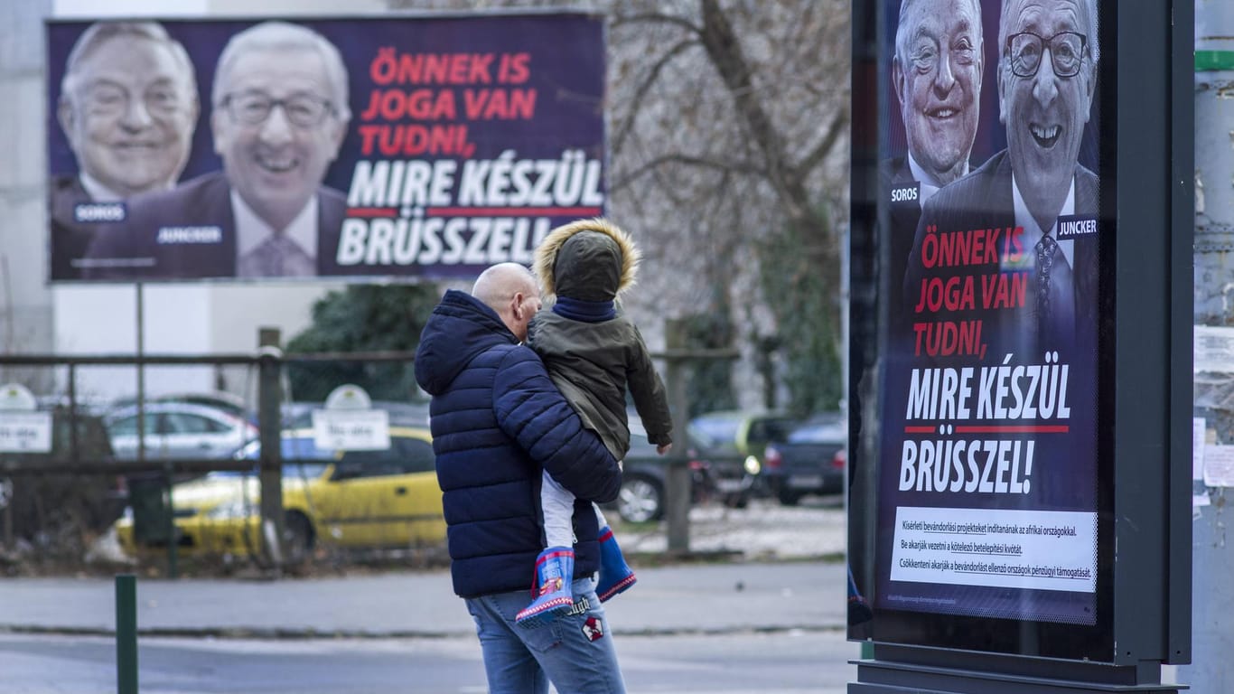 Plakatkampagne der Fidesz-Regierung gegen die EU: CDU-Chefin Kramp-Karrenbauer hatten die Plakataktion scharf verurteilt, sich aber den Rufen nach einem Fidesz-Ausschluss aus der EVP bisher nicht angeschlossen.